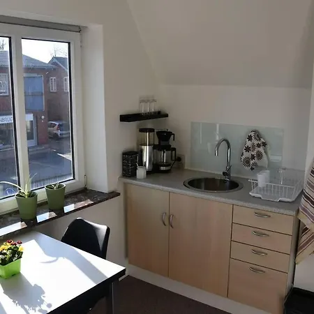 Lovely Town - Sleeps 5 Parking & Garden Apartment