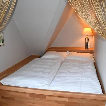 Lovely Town - Sleeps 5 Parking & Garden Apartment *