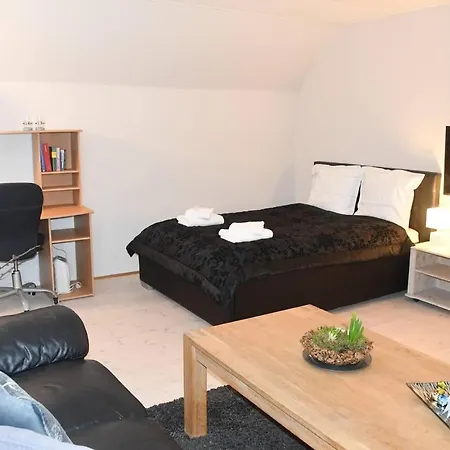 Lovely Town - Sleeps 5 Parking & Garden Apartment *