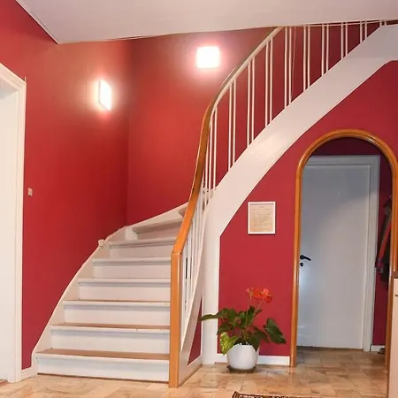 Apartment Lovely Town - Sleeps 5 Parking & Garden