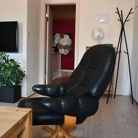 Lovely Town - Sleeps 5 Parking & Garden Apartment *